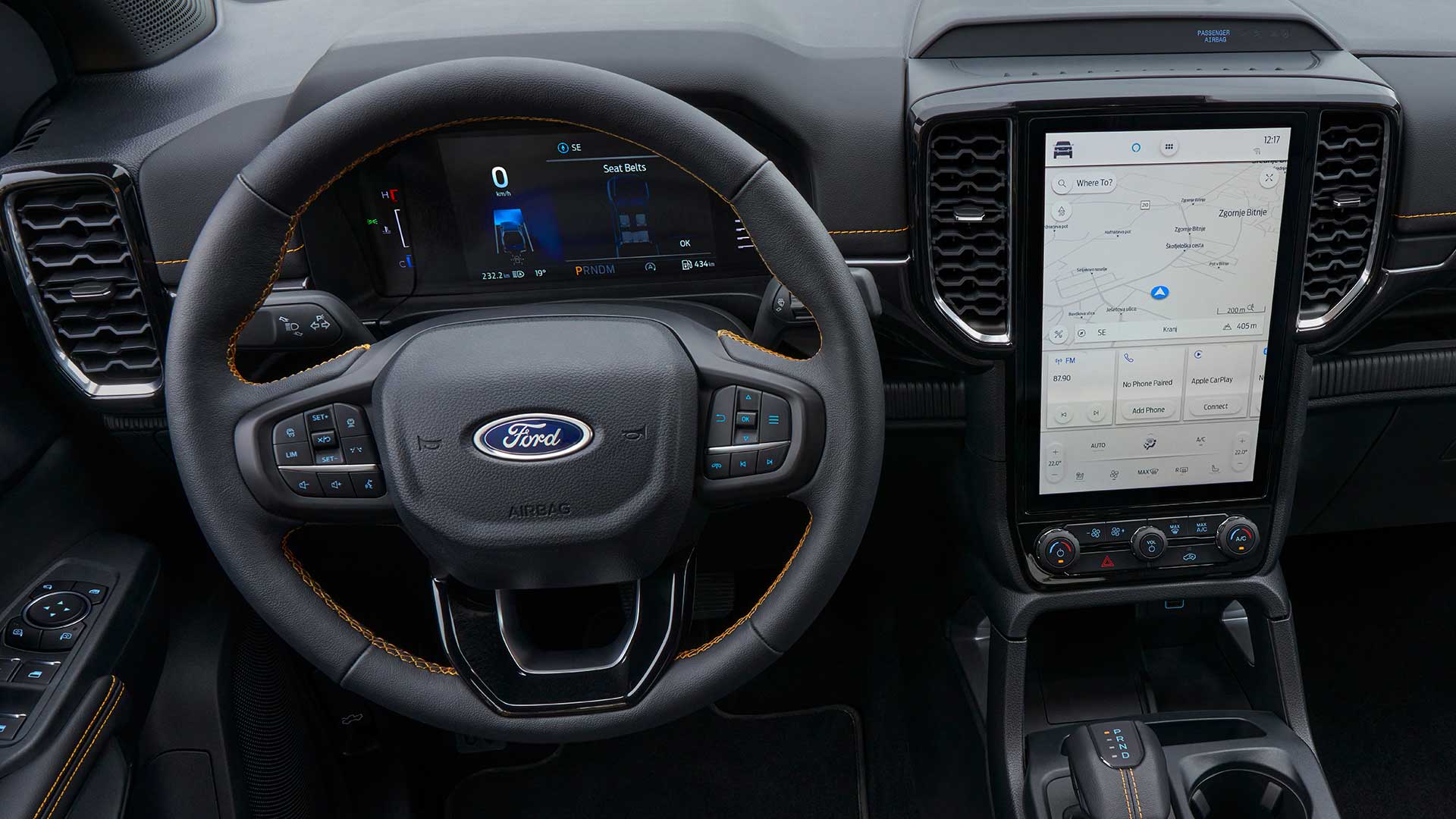 Ford Ranger Innenraum. Detailansicht Lenkrad und Bordcomputer.