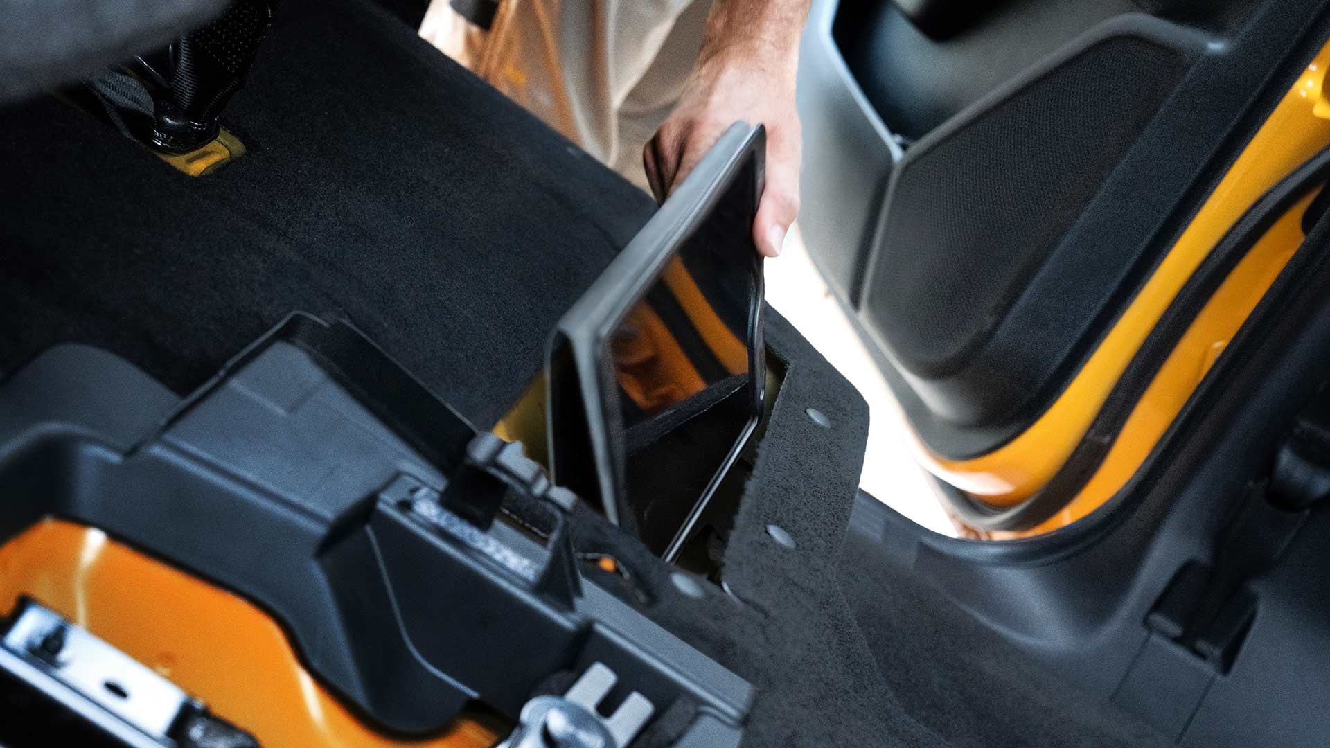 Ford Ranger Innenraum. Detailansicht des Stauraums unter dem Rücksitz.