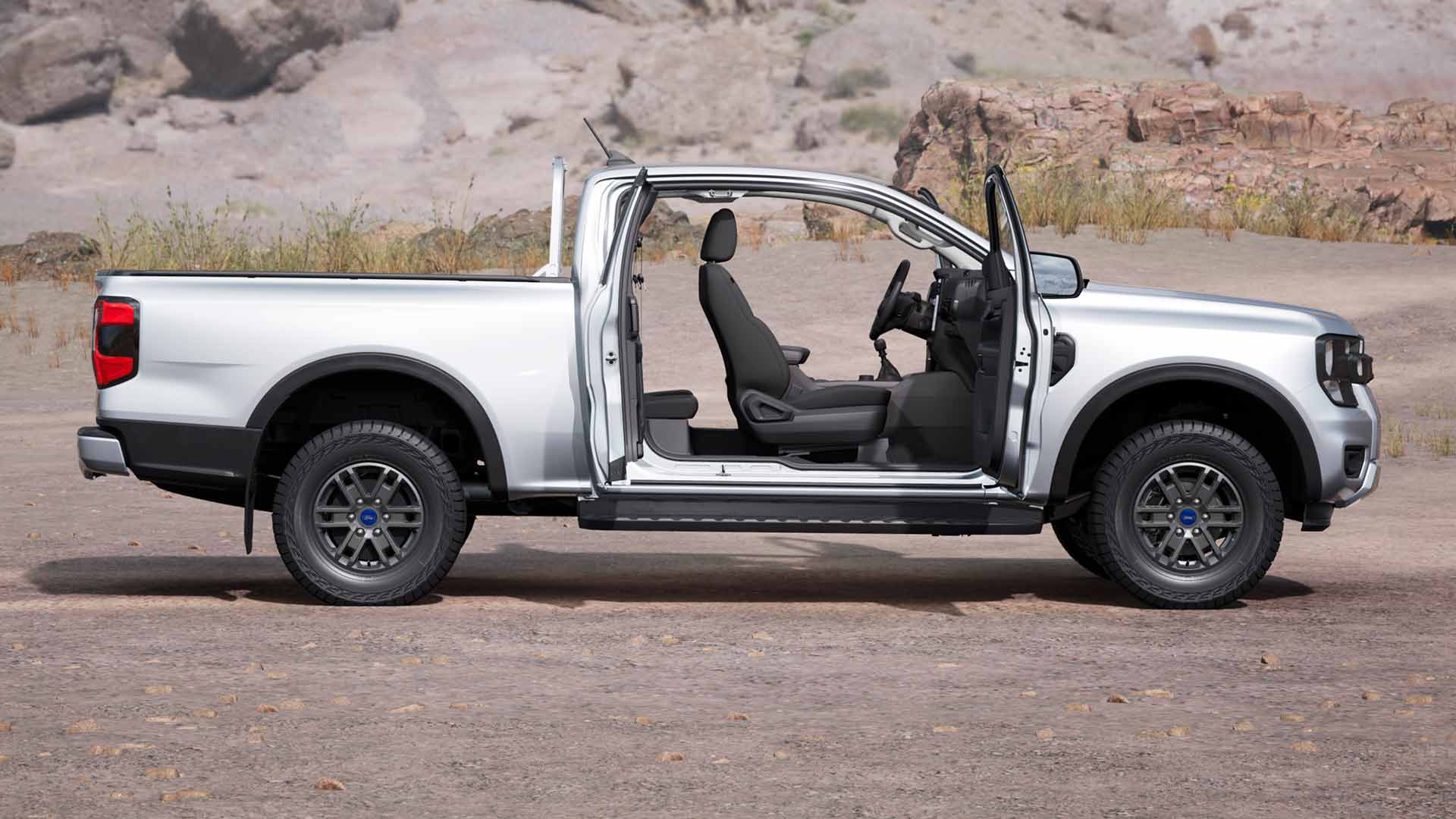 Ford Ranger in Weiß. Seitenansicht mit geöffneten Türen und Blick auf die Sitze.