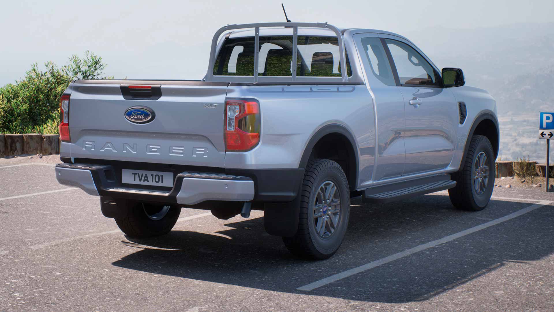 Ford Ranger in Silber. Heckansicht, auf einem Parkplatz.