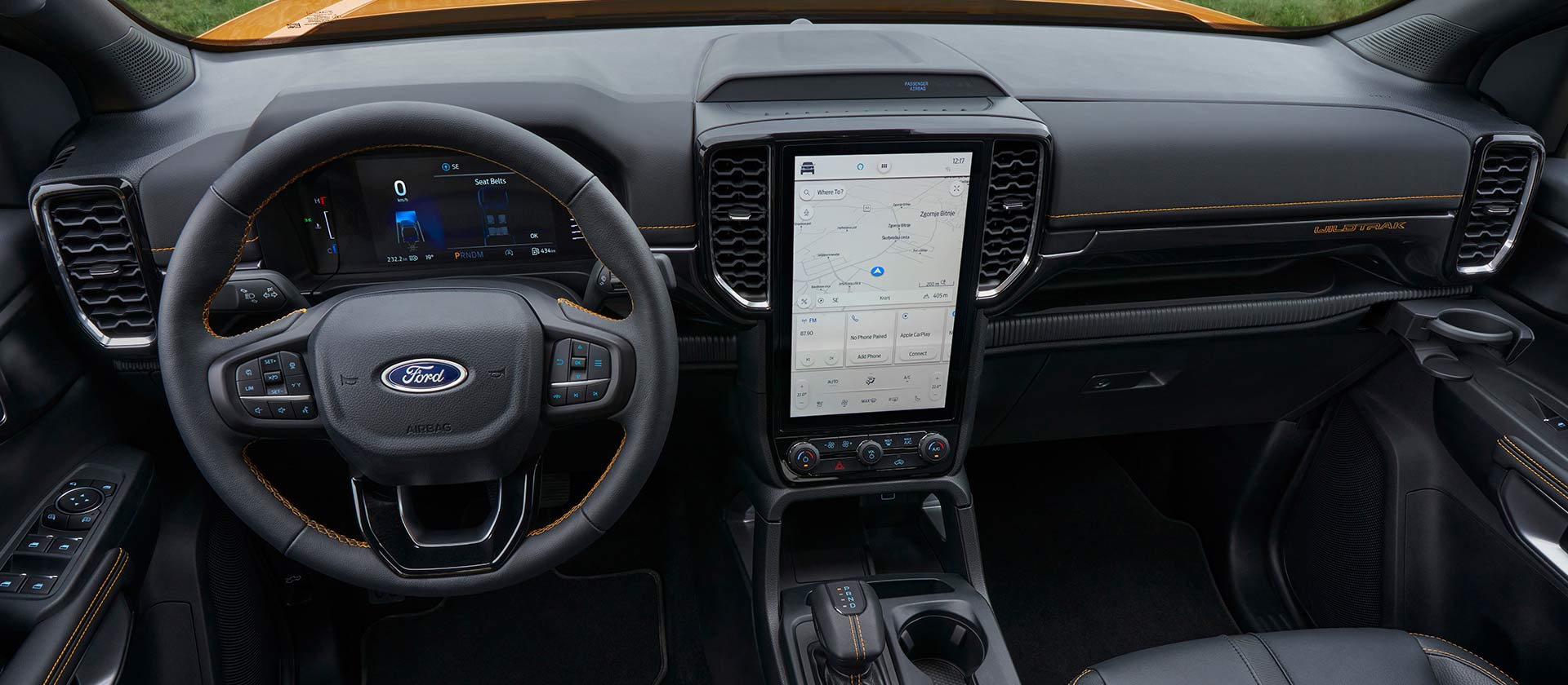 Ford Ranger Innenraum. Detailansicht Mittelkonsole, Lenkrad und Touchscreen.