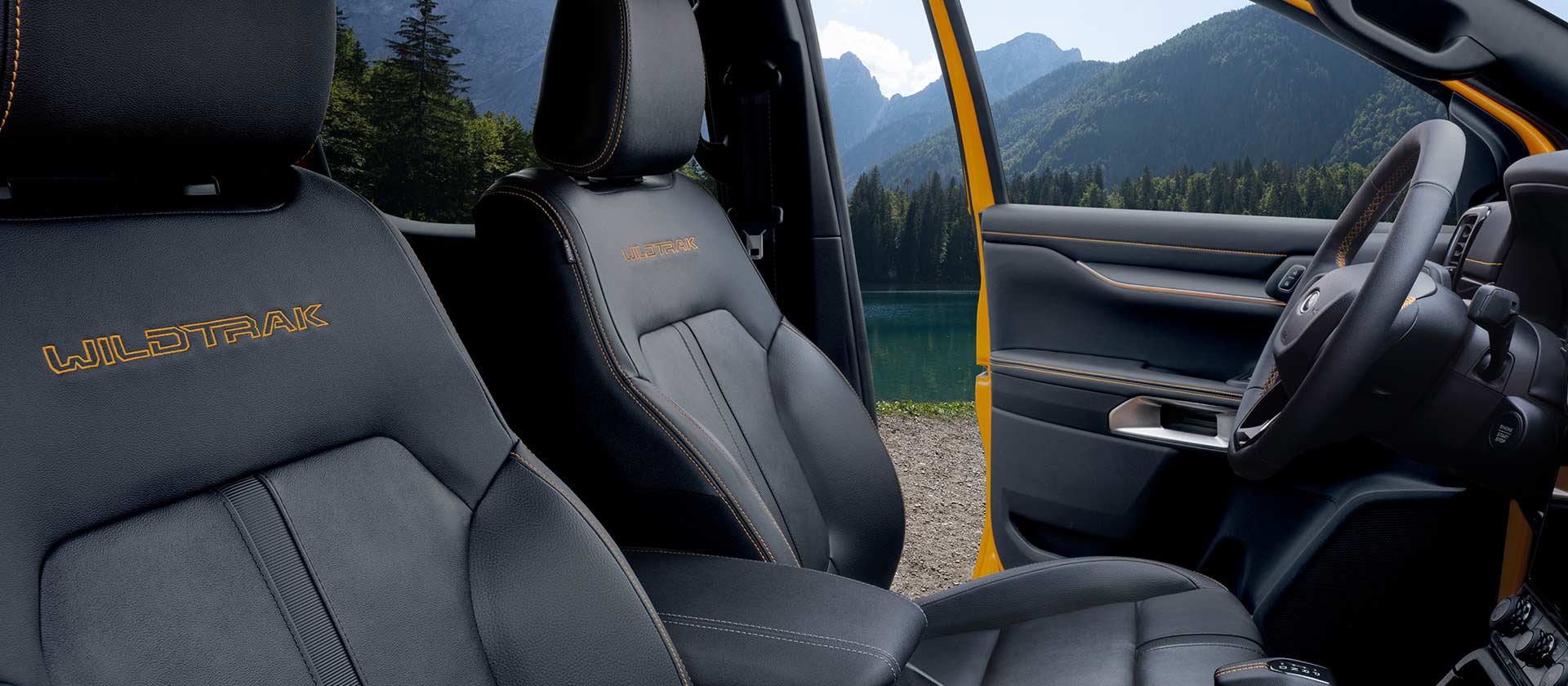 Ford Ranger Innenraum. Detailansicht der Teilleder-Ausstattung mit Wildtrak-Logo.