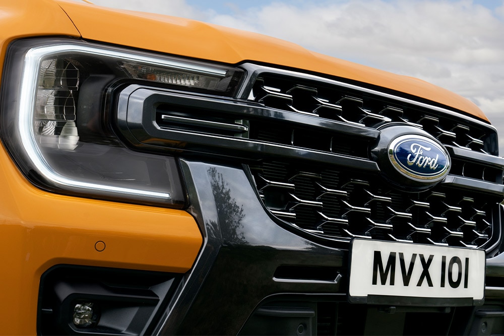 Ford Ranger in Orange. Detailansicht der C-förmigen Matrix-LED-Scheinwerfer.