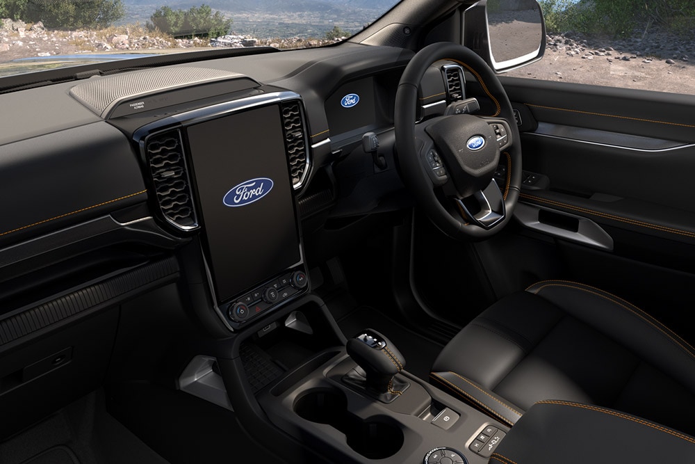Ford Ranger Innenraum. Detailansicht Lenkrad und Touchscreen.