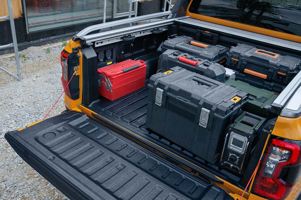 Ford Ranger in Orange. Detailansicht der beladenen Ladefläche mit geöffneter Heckklappe