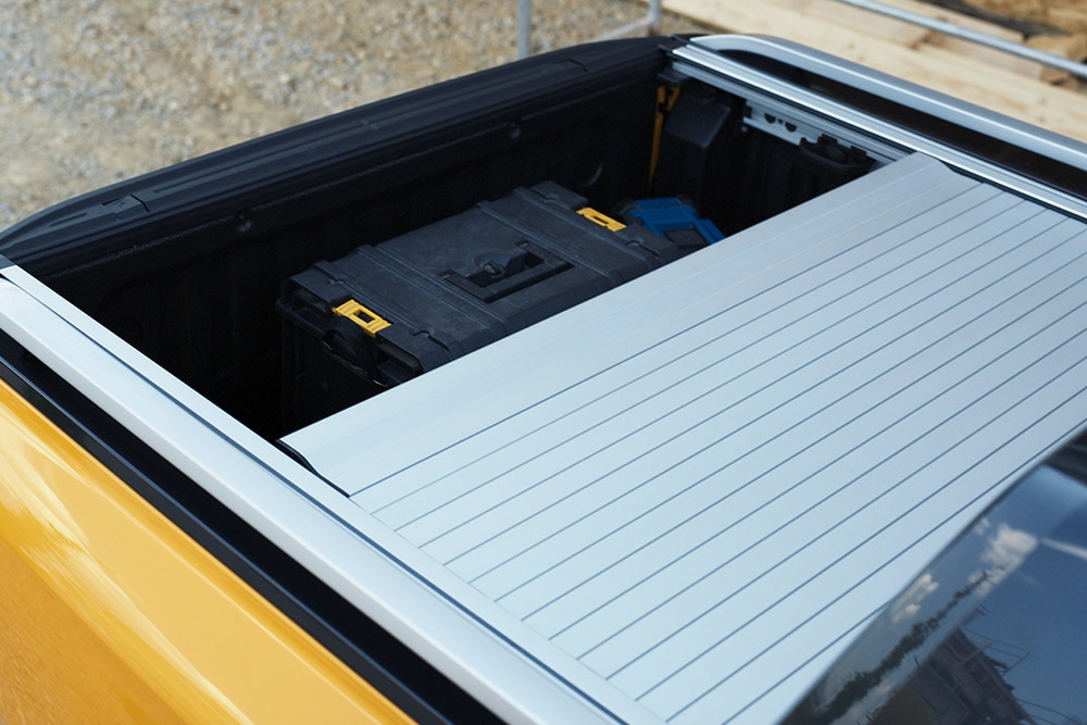 Ford Ranger in Orange. Detailansicht Ladefläche mit Laderaumrollo.