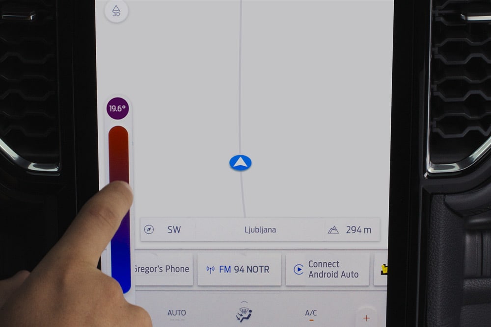 Ford Ranger Innenraum. Ansicht des Touchscreens mit Klimaregelung.