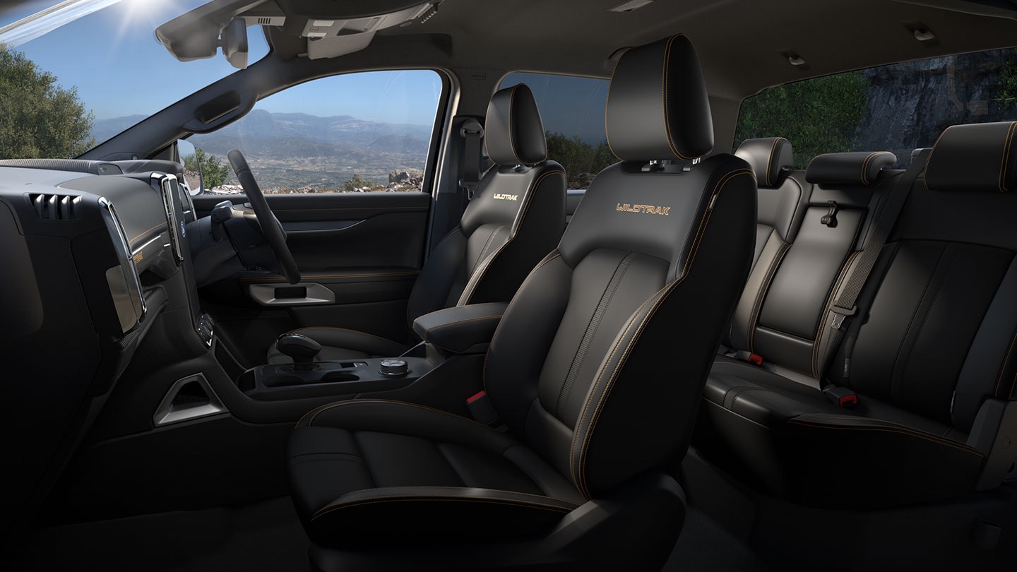 Ford Ranger Innenraum. Detailansicht der Sitze mit Wildtrak Logo. 