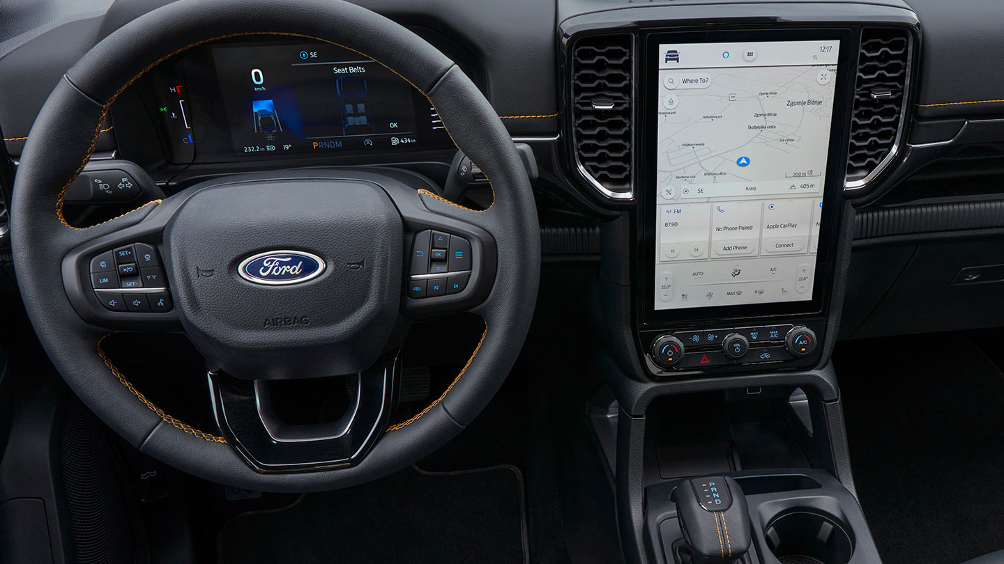 Ford Ranger Innenraum. Detailansicht Mittelkonsole, Lenkrad und Touchscreen.