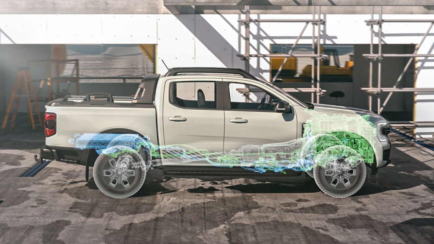 Ford Ranger Plug-in-Hybrid in Weiß. Seitenansicht, stehend vor einer Baustelle.