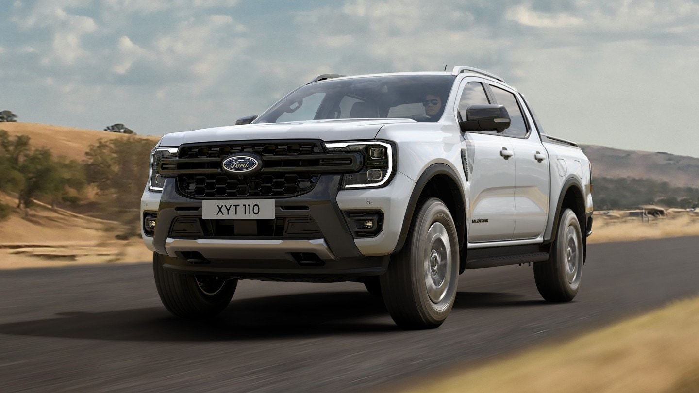 Ford Ranger Plug-in-Hybrid in Weiß. Dreiviertelansicht, fahrend auf einer Straße.