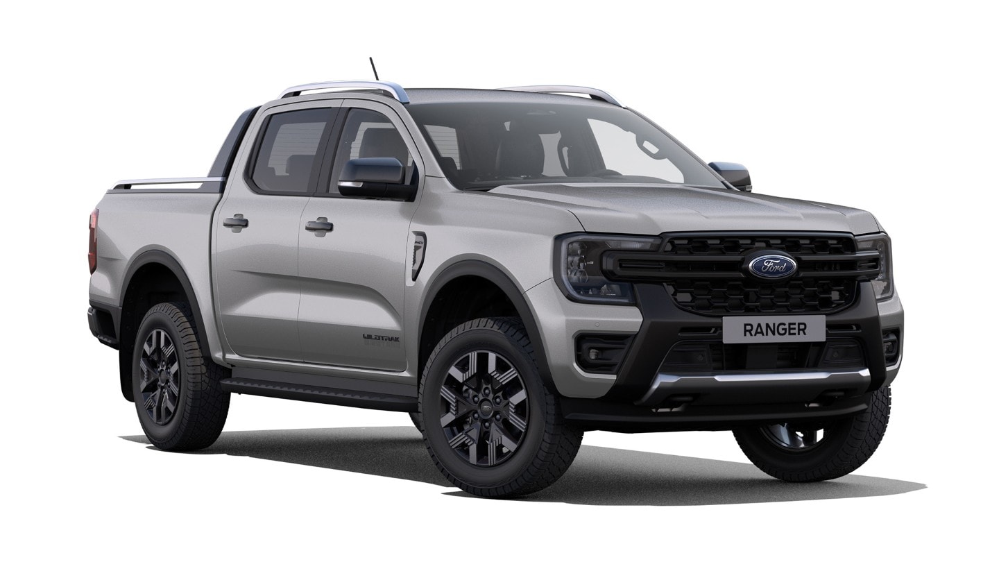 Ford Ranger Plug-in-Hybrid Wildtrak in Grau. Dreiviertelansicht, stehend vor einem weißen Hintergrund.