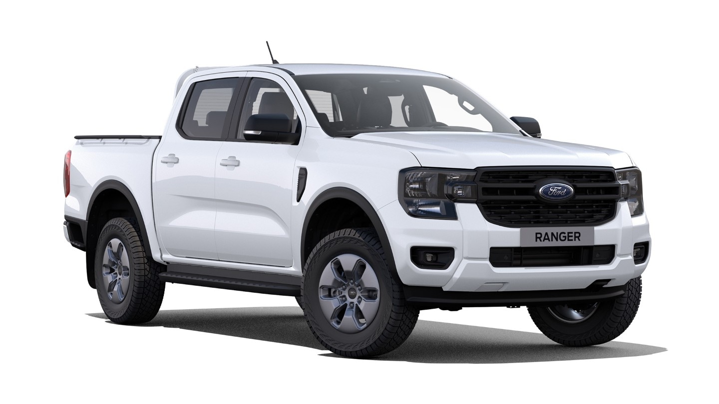 Ford Ranger Plug-in-Hybrid XLT in Weiß. Dreiviertelansicht, stehend vor einem weißen Hintergrund.