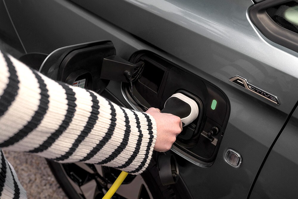 Ladekabel wird an ein Fahrzeug angeschlossen.