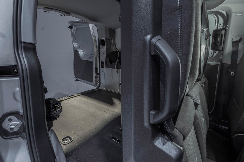 Ford Transit Connect Innenraum. Detailansicht des Laderaums mit Sitzreihe.
