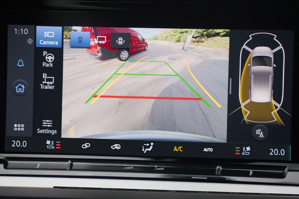 Ford Transit Connect Innenraum. Detailansicht des Touchscreens mit Rückfahrkamera.