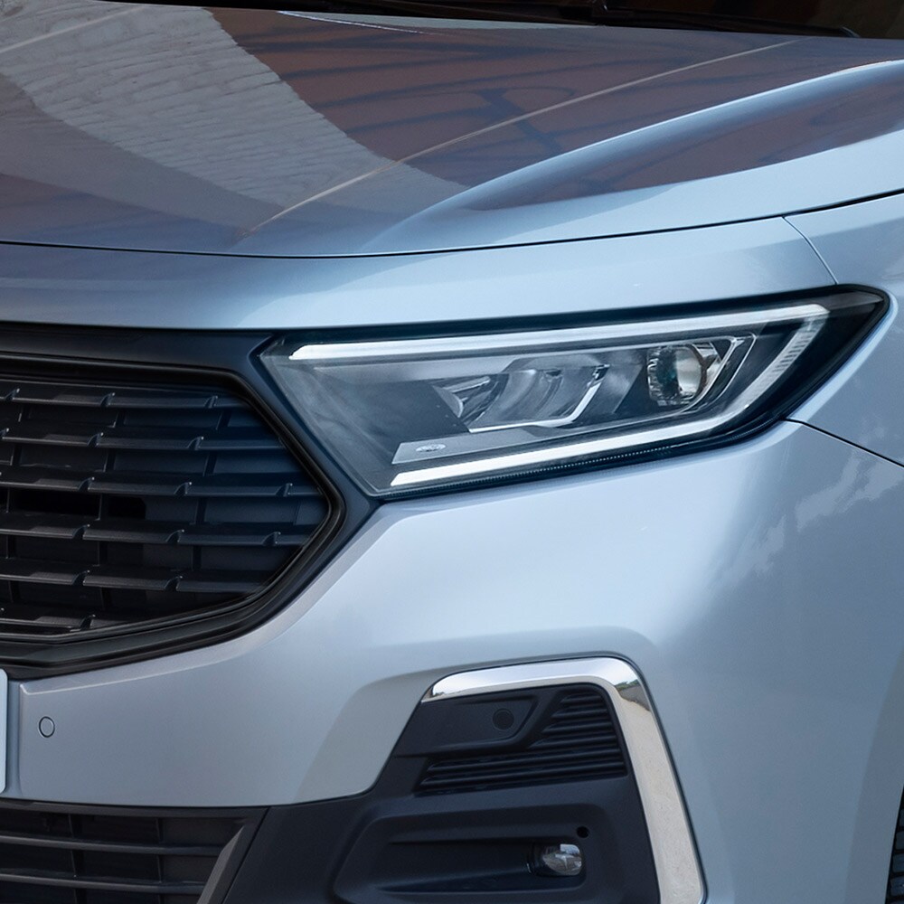 Ford Transit Connect in Silber. Detailansicht der Scheinwerfer.