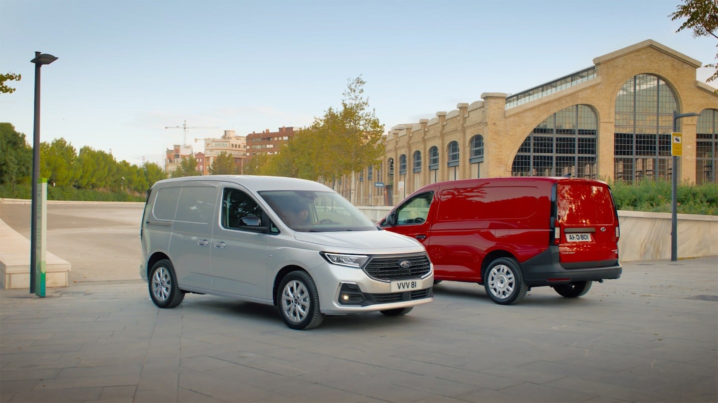 Ford Transit Connect in Silber. Dreiviertelansicht, parkend neben einem Ford Transit Connect in Rot, Video.