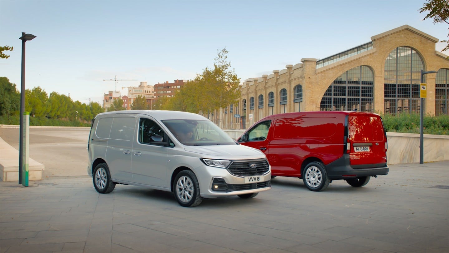 Ford Transit Connect in Silber. Dreiviertelansicht, parkend neben einem Ford Transit Connect in Rot, Video.