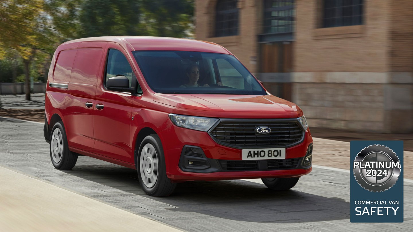 Ford Transit Connect in Rot. Dreiviertansicht, fährt vor einem Backsteingebäude.