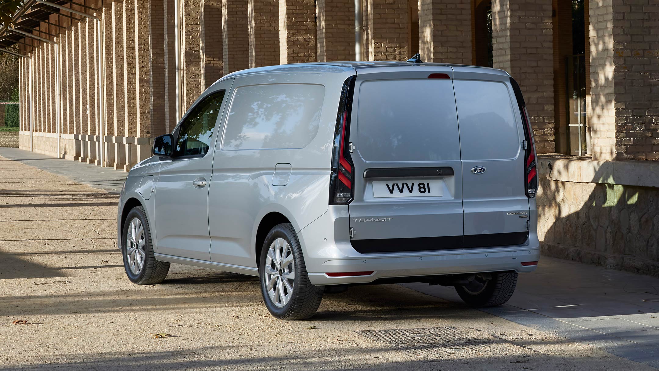 Ford Transit Connect in Silber. Heckansicht, auf einem Parkplatz.