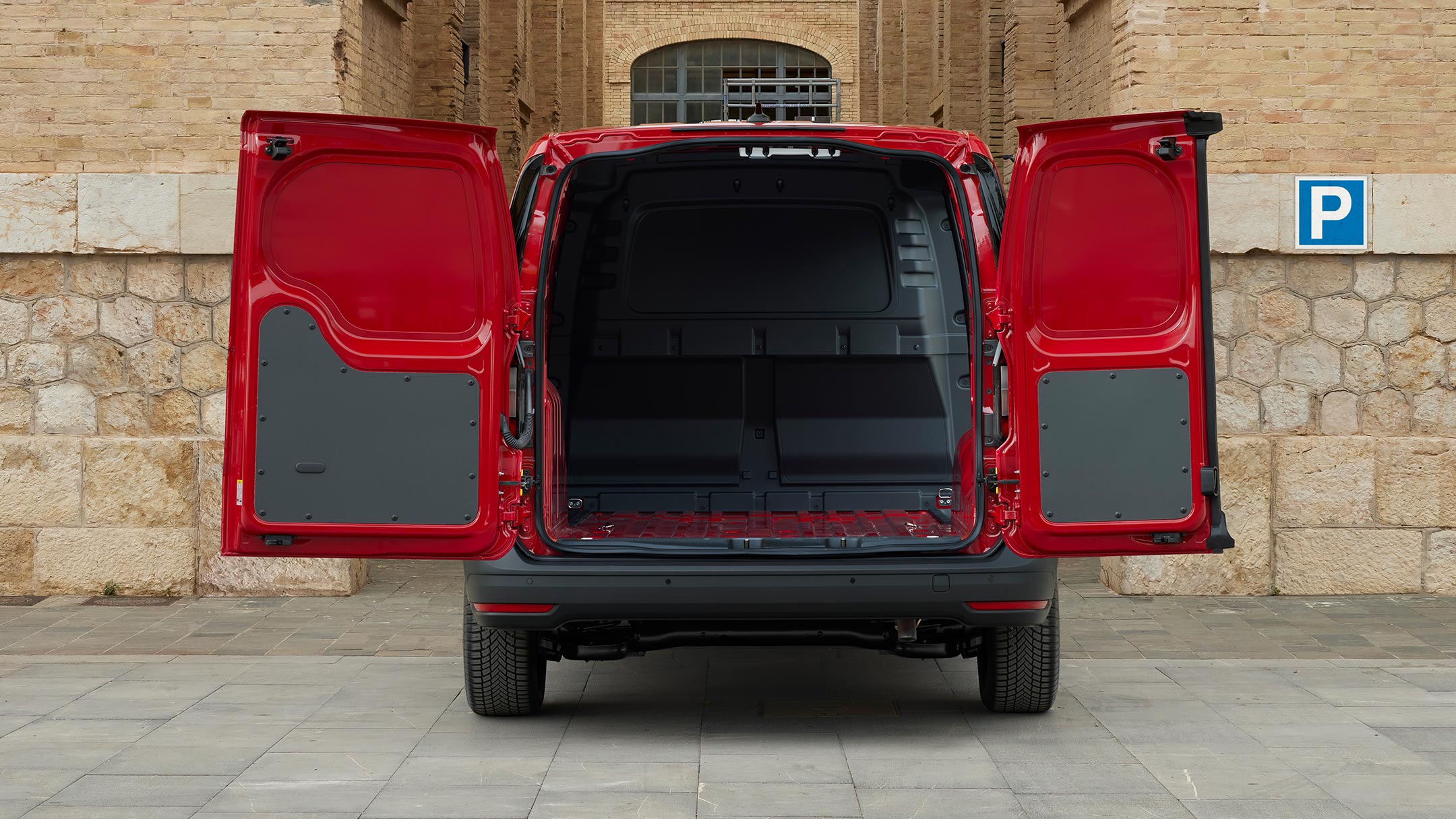 Ford Transit Connect in Rot. Heckansicht, mit geöffneten Hecktüren.
