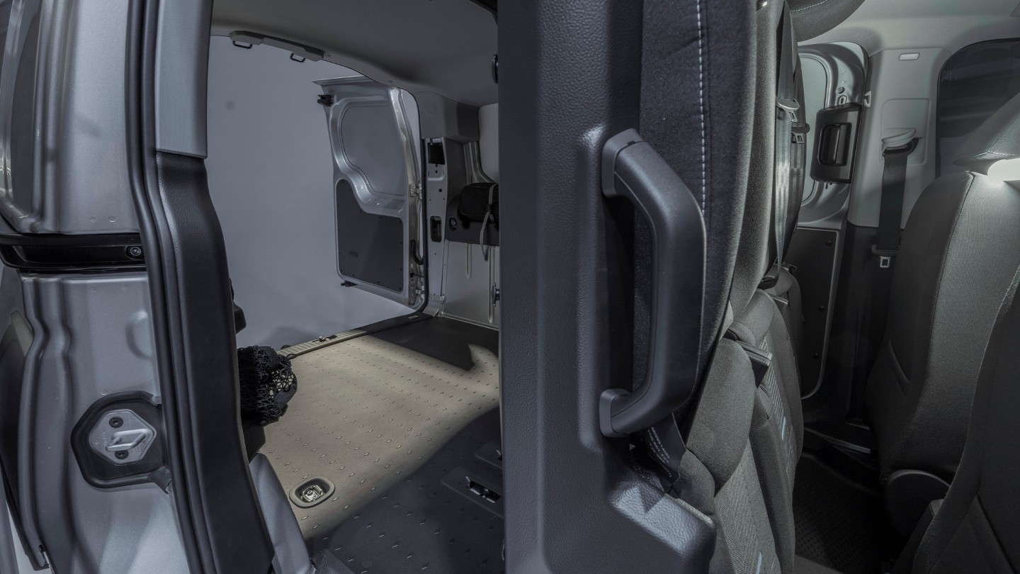 Ford Transit Connect Innenraum. Detailansicht des Laderaums mit Sitzreihe.