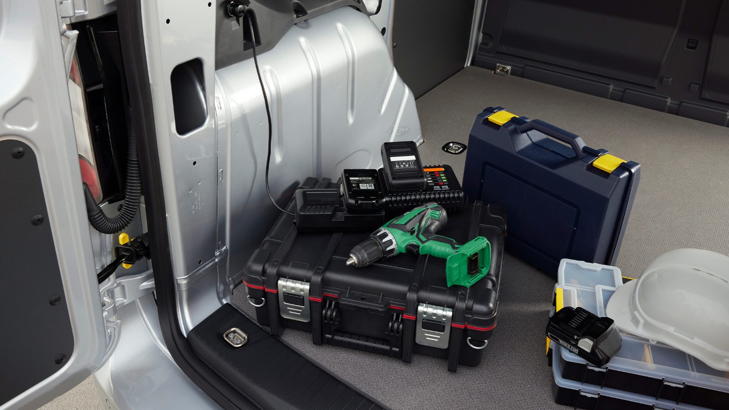  Alt-text: Ford Transit Connect Laderaum mit Werkzeugen und Werkzeugkoffer.