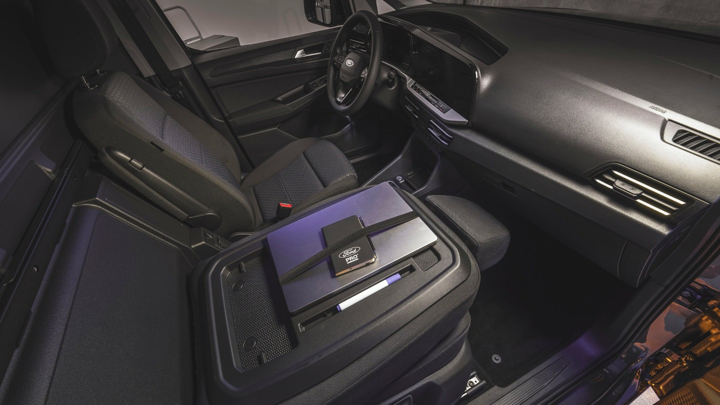 Ford Transit Connect Innenraum. Detailansicht der Arbeitsfläche auf dem umgeklappten Beifahrersitz.