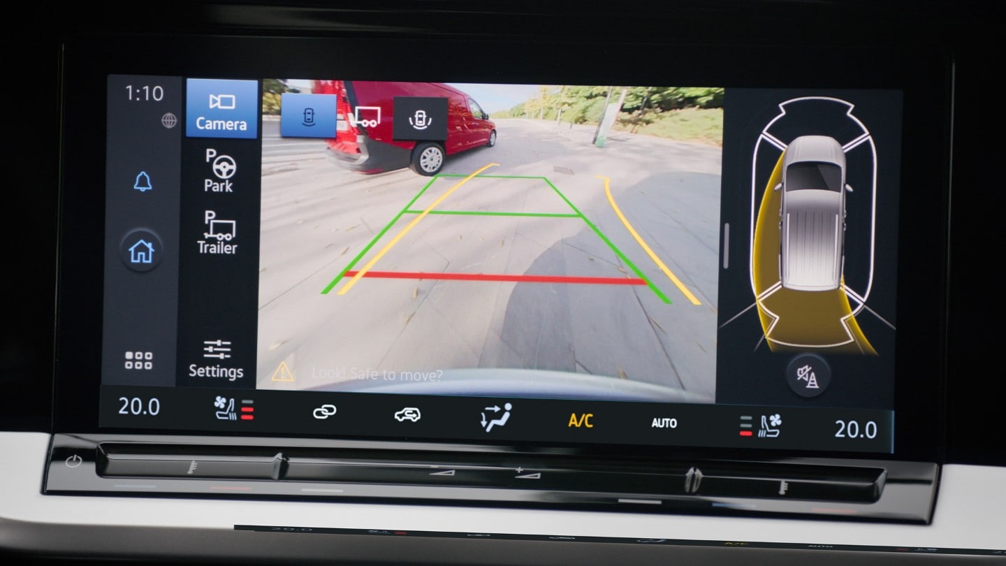 Ford Transit Connect Innenraum. Detailansicht des Touchscreens mit Rückfahrkamera.