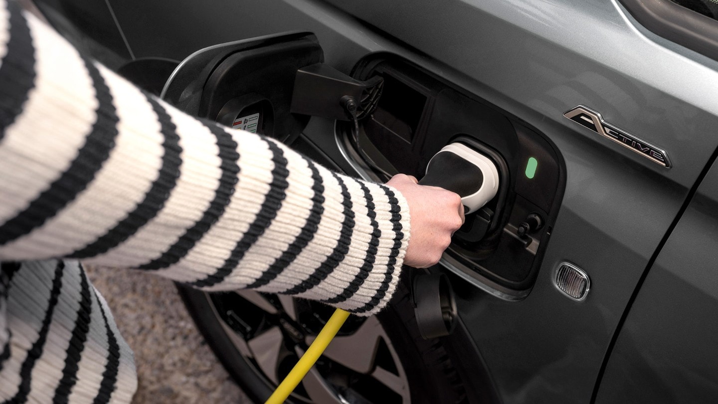 Ladekabel wird an ein Fahrzeug angeschlossen.