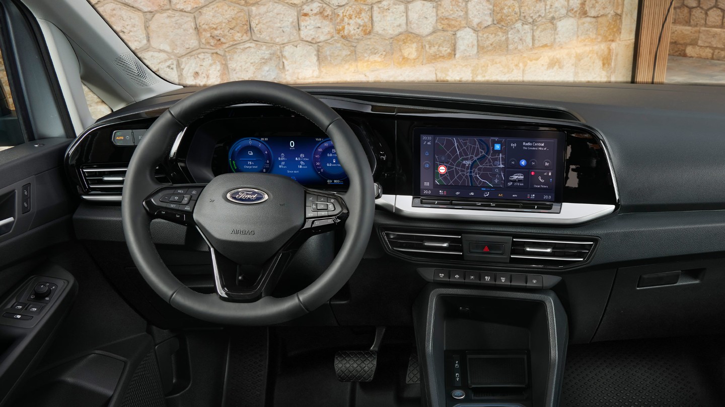 Ford Transit Connect Innenraum. Detailansicht der Fahrerseite mit Kombiinstrument und Touchscreen.