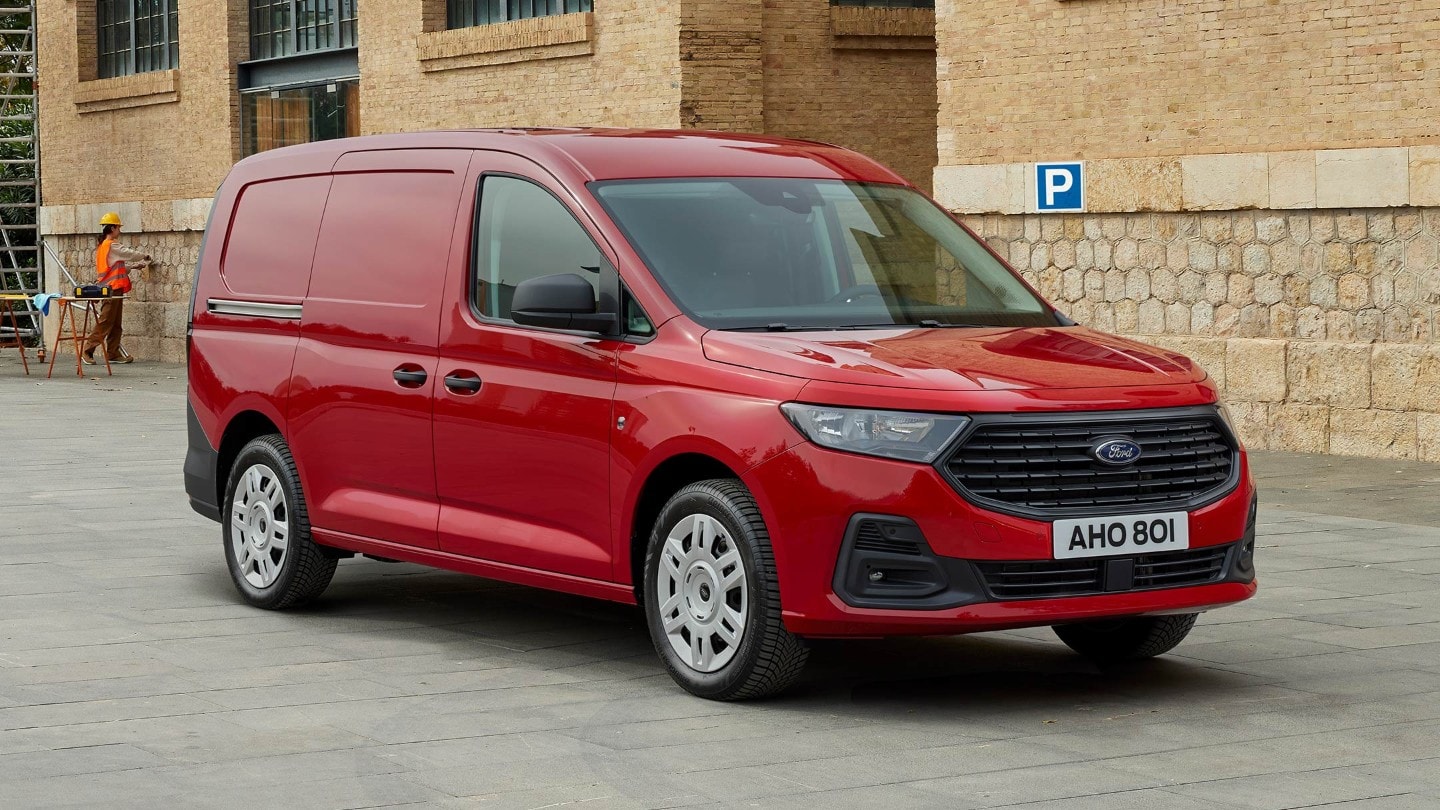 Ford Transit Connect in Rot. Dreiviertansicht, parkt vor einem Backsteingebäude.