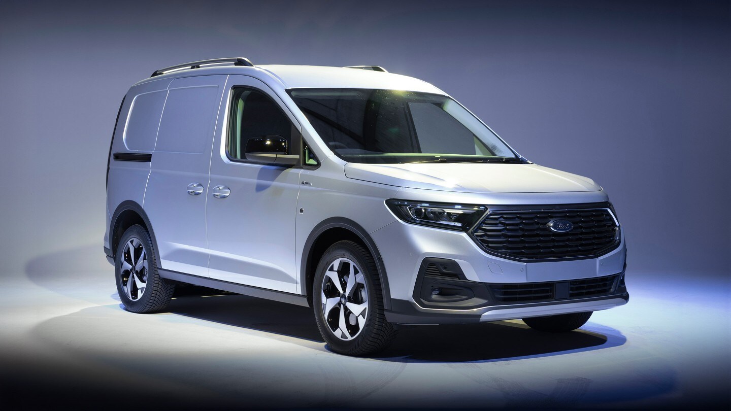 Ford Transit Connect in Silber. Dreiviertansicht, vor einem weißen Hintergrund.
