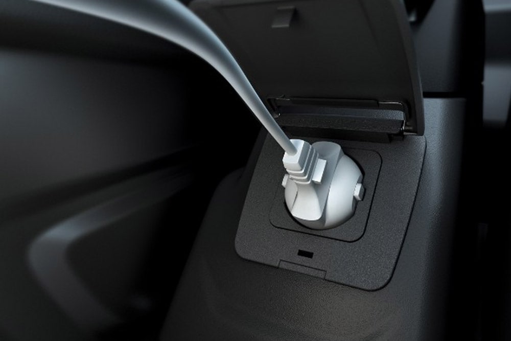Detailansicht der 12-Volt-Steckdose im Ford Transit Innenraum. 