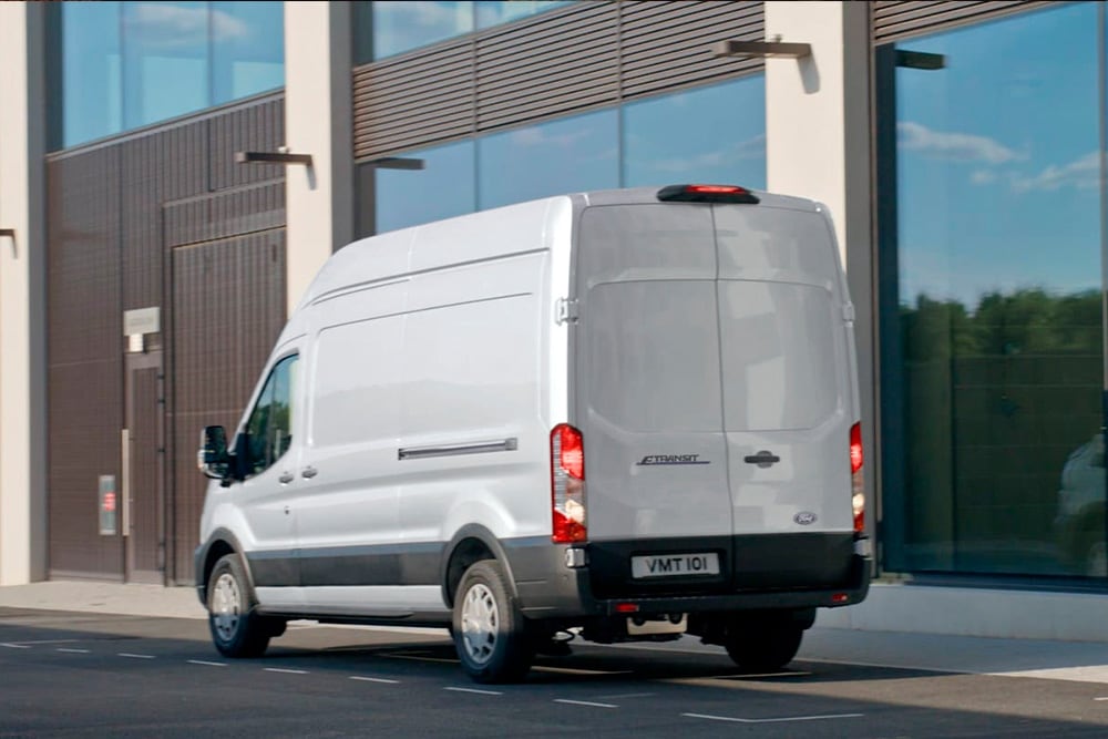 Ford Transit Kastenwagen in Silber. Heckansicht, geparkt auf einer Straße.