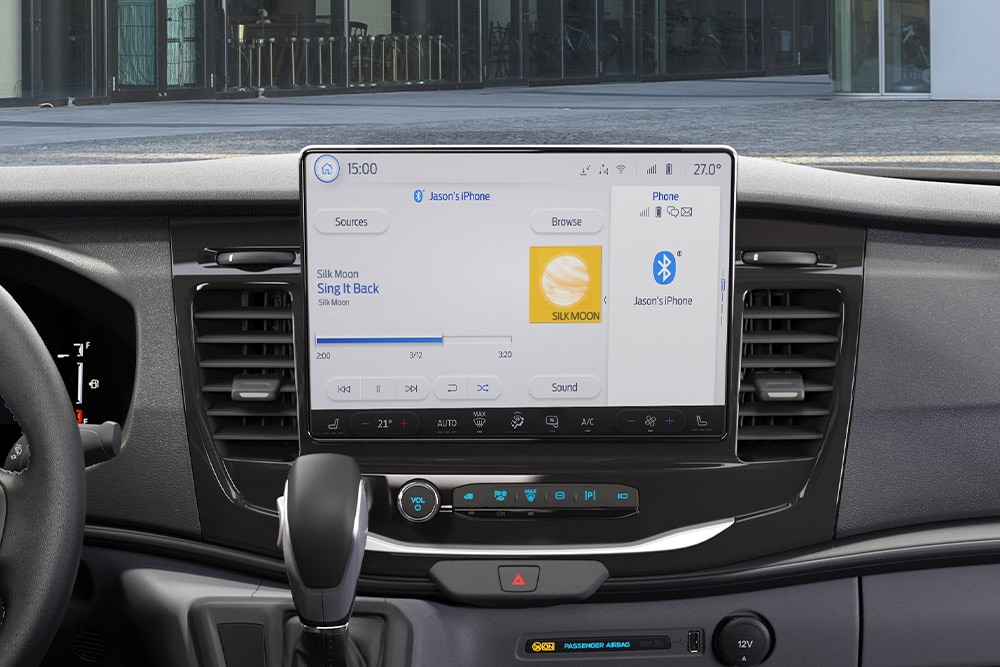 Ford Transit Kombi. Ansicht des 12-Zoll-Touchscreen mit Musik- und Smartphone-Anzeige im Cockpit.