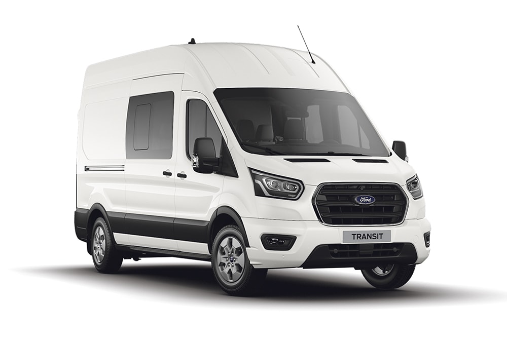 Ford Transit Kombi in Weiß. Dreiviertelansicht, vor einem weißen Hintergrund.
