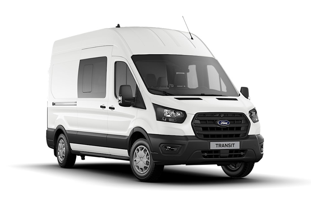 Ford Transit Doppelkabine in Weiß. Dreiviertelansicht, vor einem weißen Hintergrund.