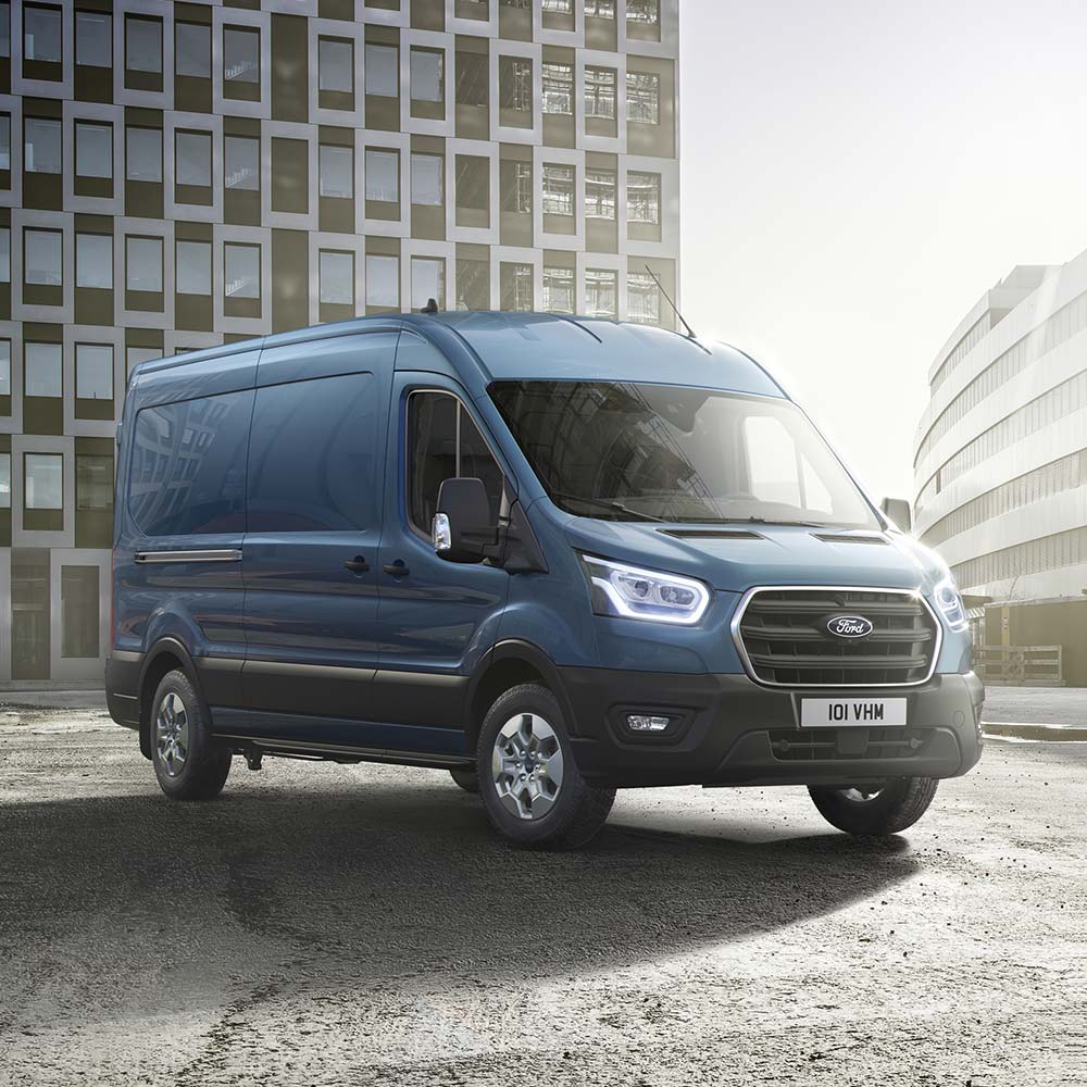 Ford Transit Kastenwagen in Blau. Dreiviertelansicht, parkt vor einem modernen Gebäude.