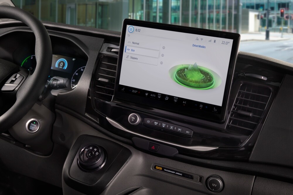 Ford E-Transit Fahrgestell Innenraum. Ansicht Cockpit mit Touchscreen zur Auswahl der Fahrmodi.