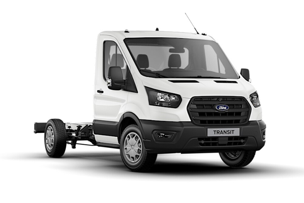 Ford Transit Fahrgestell Einzelkabine in Weiß. Dreiviertelansicht vor einem weißen Hintergrund. 