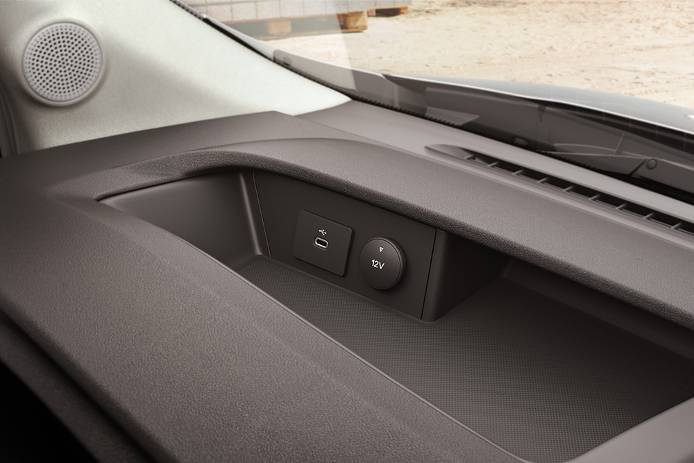 Innenansicht eines Ford Transit mit USB und 12-V-Steckdose im Armaturenbrett.