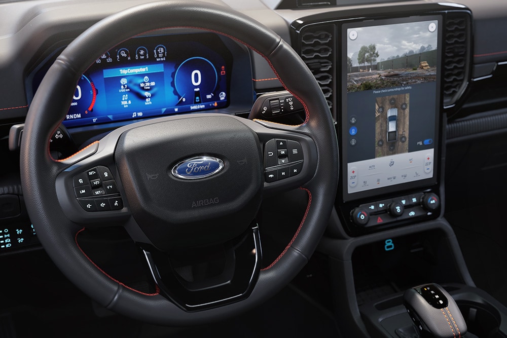 Ford Ranger Innenraum. Detailansicht Mittelkonsole, Lenkrad und Touchscreen.