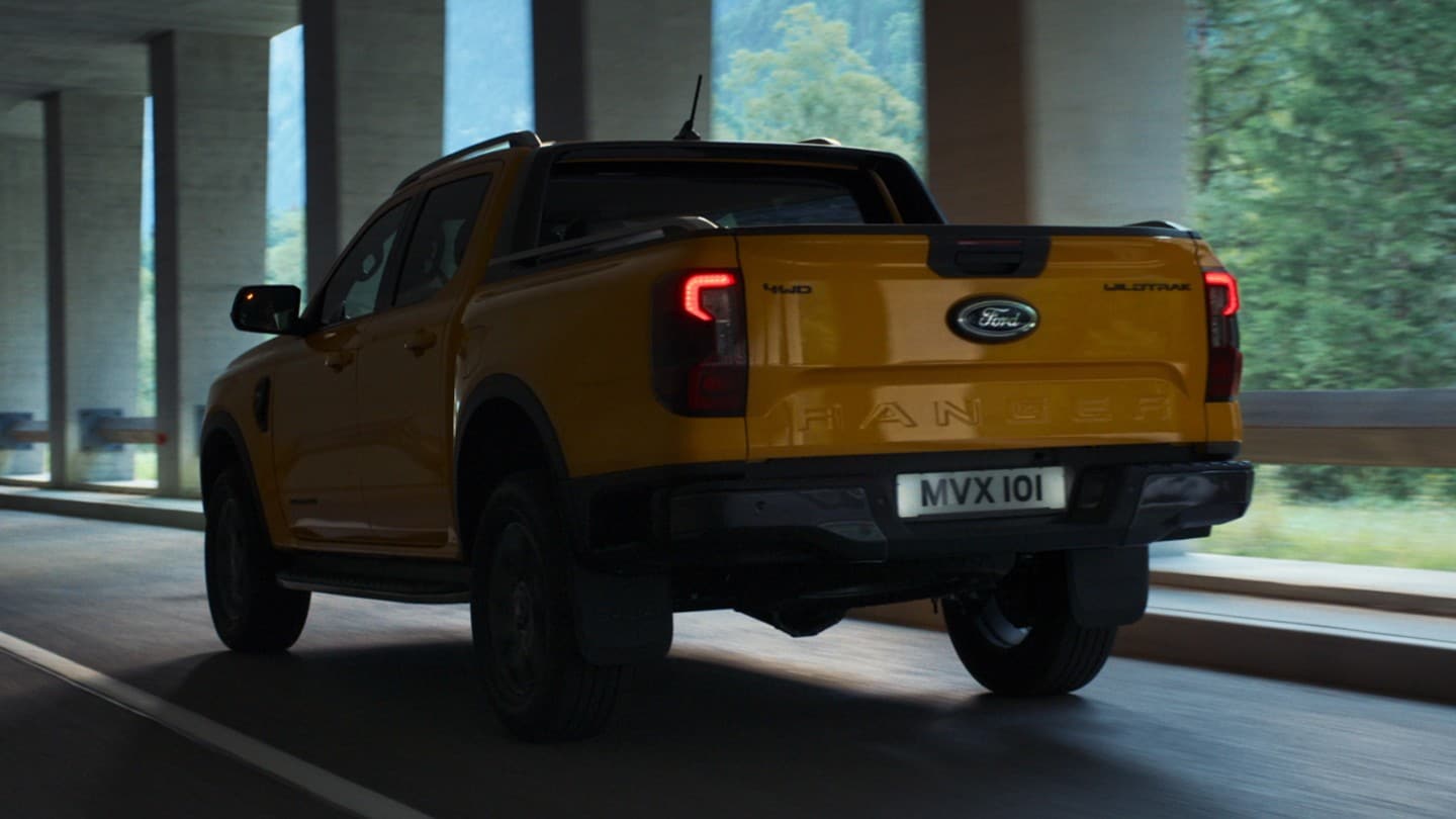 Ford Ranger in Orange. Heckansicht, fährt durch einen Tunnel