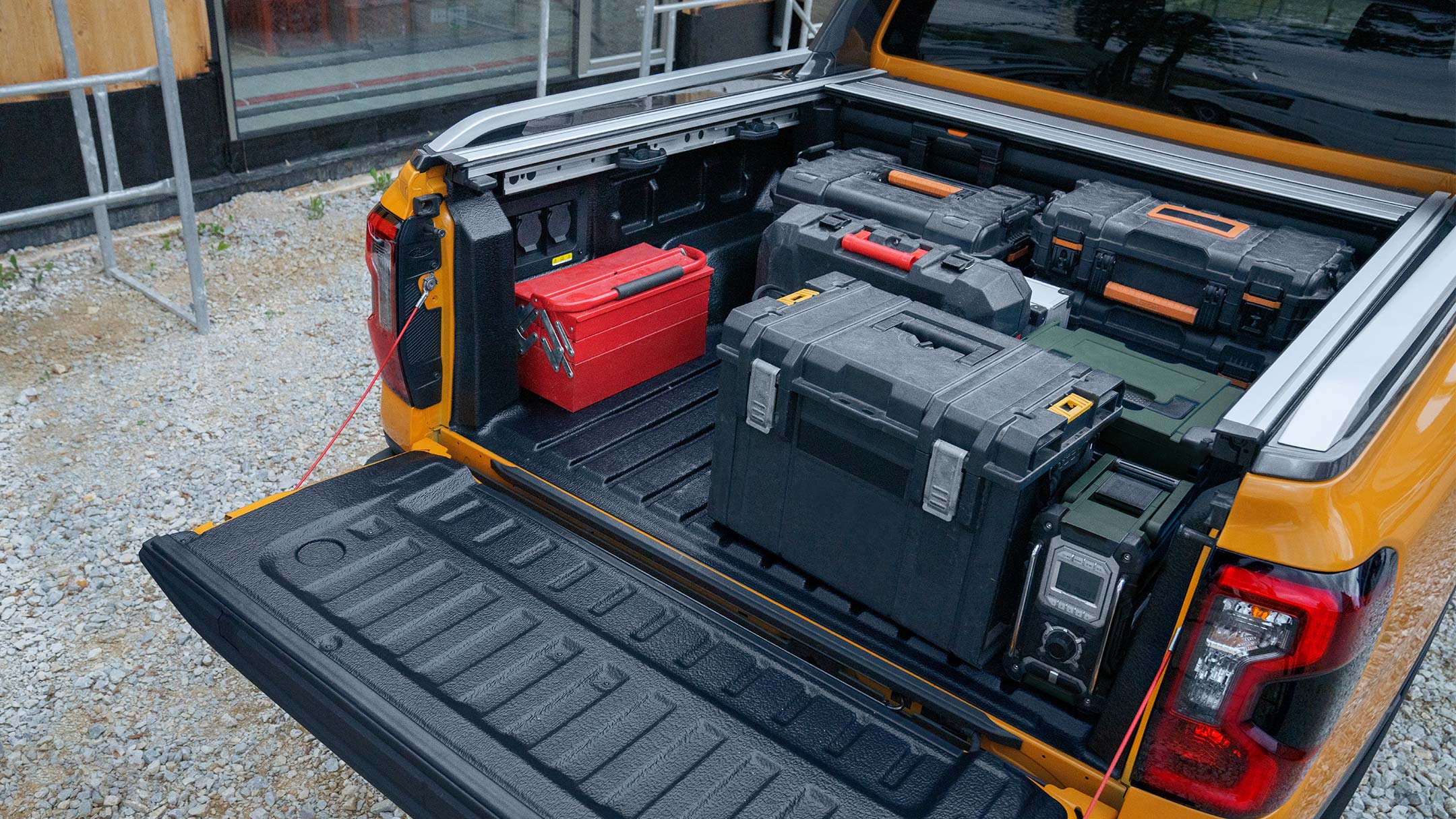 Ford Ranger in Orange. Detailansicht beladene Ladefläche mit geöffneter Heckklappe