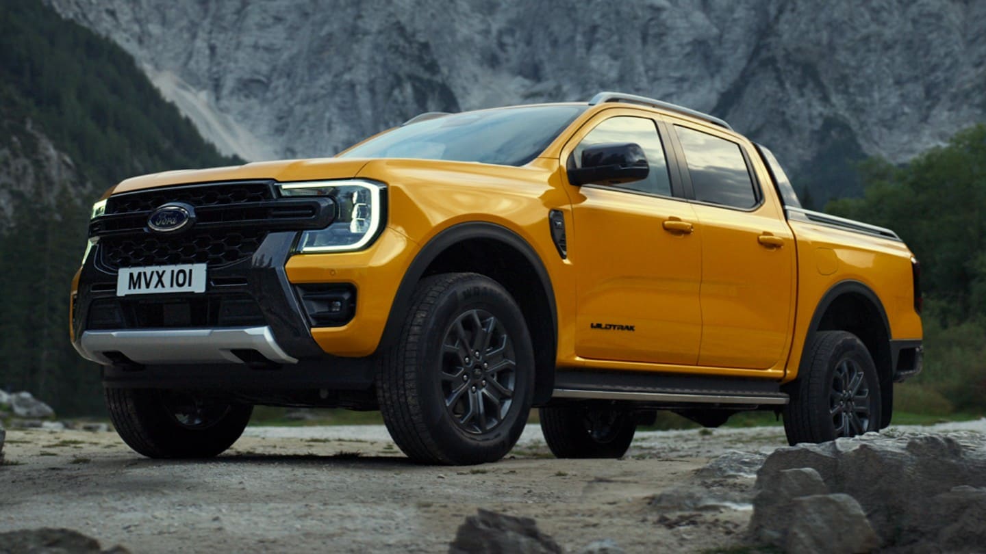 Ford Ranger in Orange. Dreiviertelansicht, parkt vor Berglandschaft