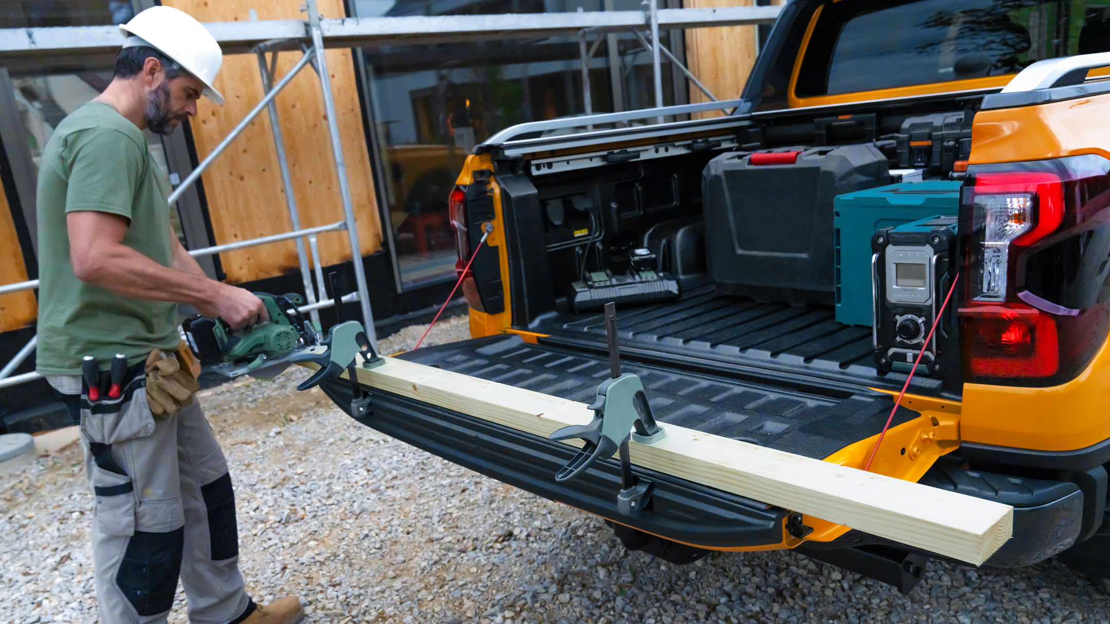 Ford Ranger in Orange. Detailansicht Heckklappe mit integrierter Werkbank