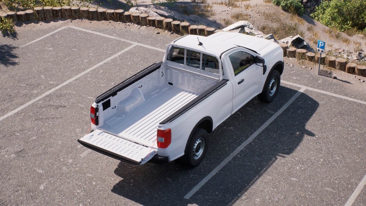 Ford Ranger in Weiß. Ansicht von oben, mit geöffneter Heckklappe