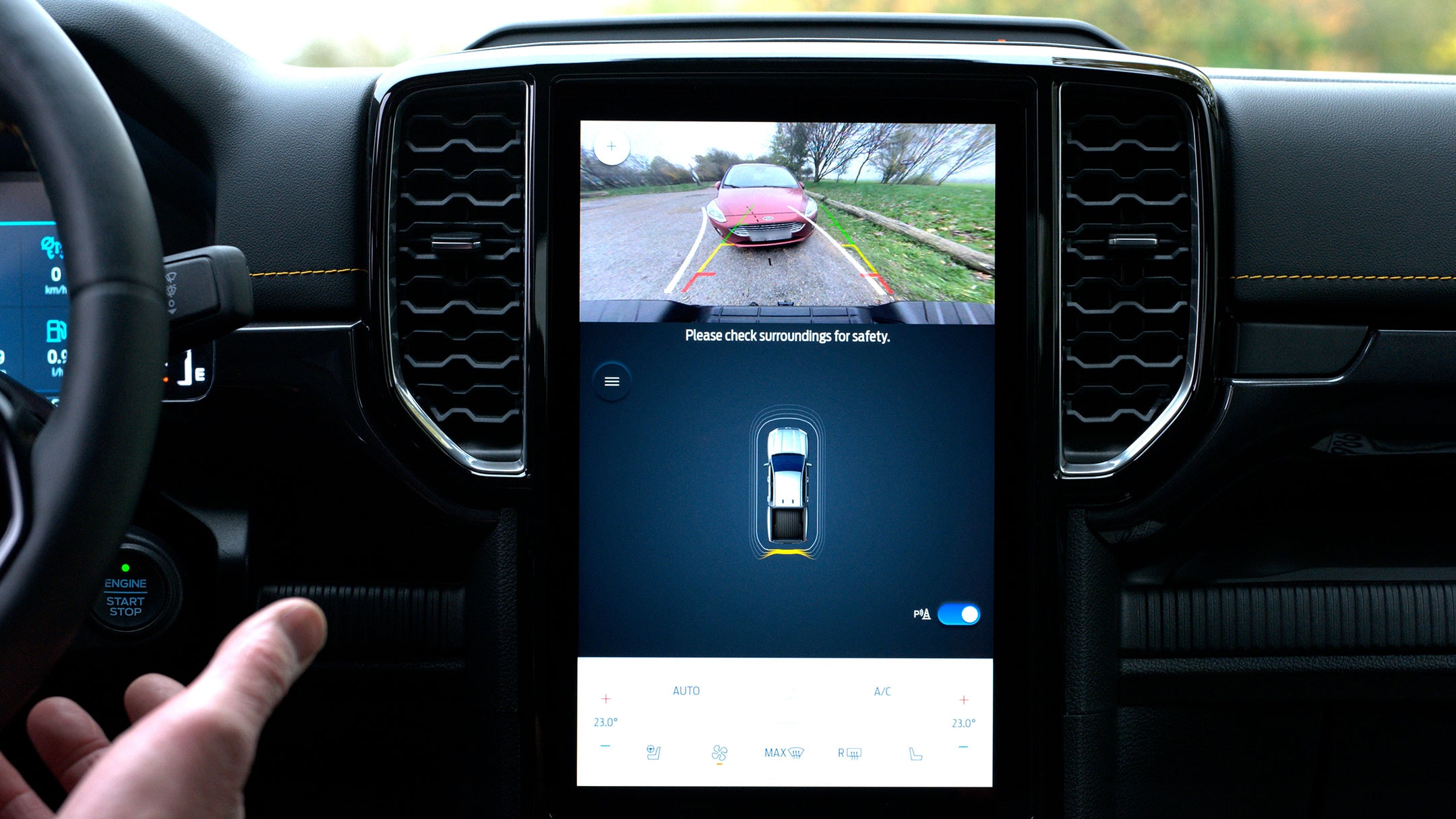 Ford Ranger Innenraum. Detailansicht Display mit aktiven Park-Assistent